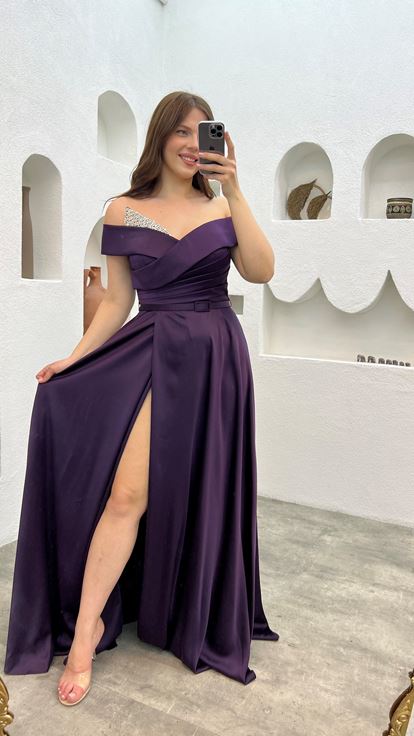 فستان سهرة من الساتان بلون البرقوق مزين بأحجار كريمة على الصدر والحزام 