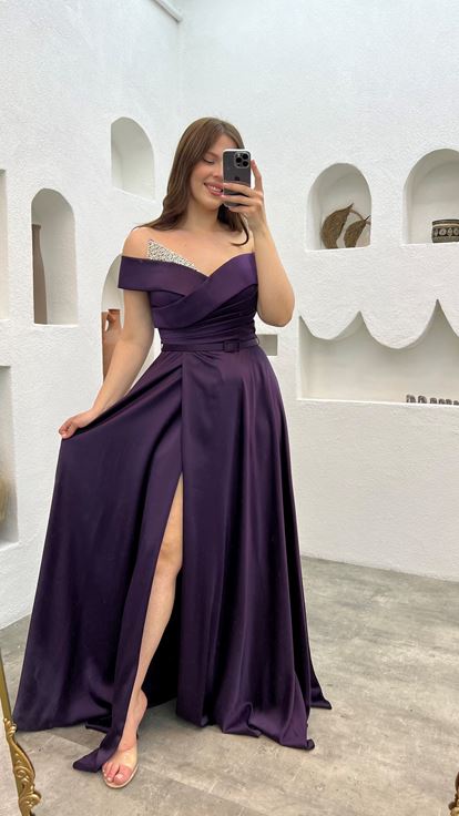 فستان سهرة من الساتان بلون البرقوق مزين بأحجار كريمة على الصدر والحزام 