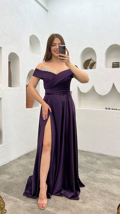 فستان سهرة من الساتان بلون البرقوق مزين بأحجار كريمة على الصدر والحزام 