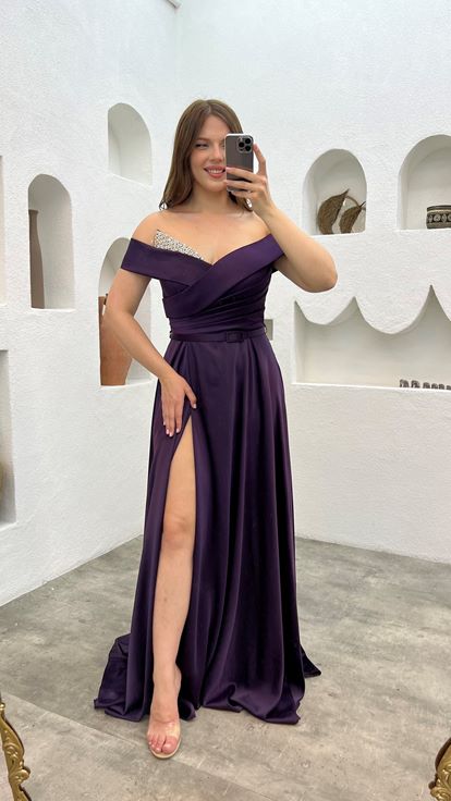 فستان سهرة من الساتان بلون البرقوق مزين بأحجار كريمة على الصدر والحزام 