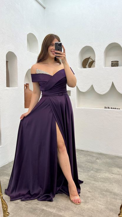 فستان سهرة من الساتان بلون البرقوق مزين بأحجار كريمة على الصدر والحزام 