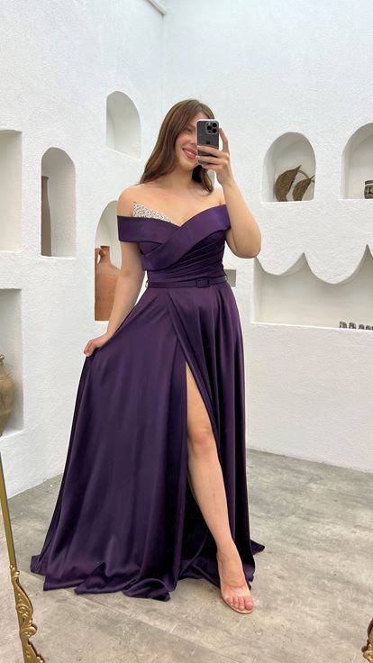 فستان سهرة من الساتان بلون البرقوق مزين بأحجار كريمة على الصدر والحزام 