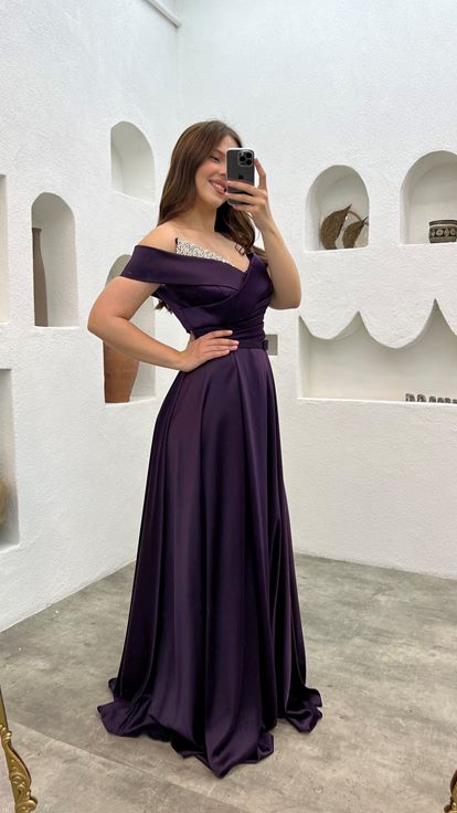 فستان سهرة من الساتان بلون البرقوق مزين بأحجار كريمة على الصدر والحزام 