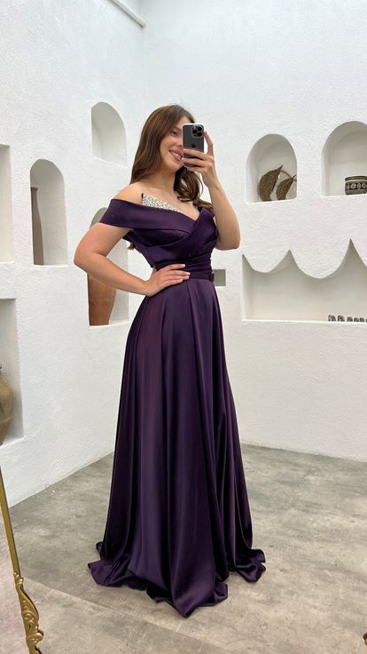 فستان سهرة من الساتان بلون البرقوق مزين بأحجار كريمة على الصدر والحزام 