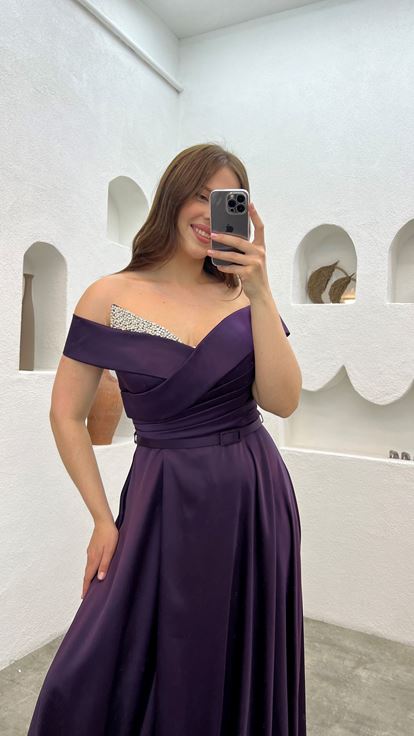 فستان سهرة من الساتان بلون البرقوق مزين بأحجار كريمة على الصدر والحزام 