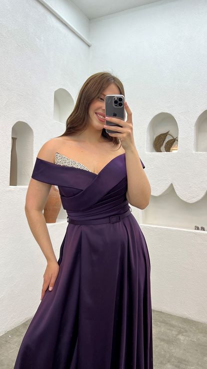 فستان سهرة من الساتان بلون البرقوق مزين بأحجار كريمة على الصدر والحزام 