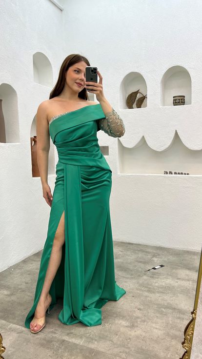 Zümrüt Tek Kol İşlemeli Saten Büyük Beden Abiye Elbise