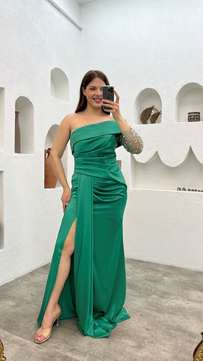 Zümrüt Tek Kol İşlemeli Saten Büyük Beden Abiye Elbise