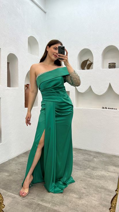 Zümrüt Tek Kol İşlemeli Saten Büyük Beden Abiye Elbise