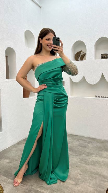 Zümrüt Tek Kol İşlemeli Saten Büyük Beden Abiye Elbise