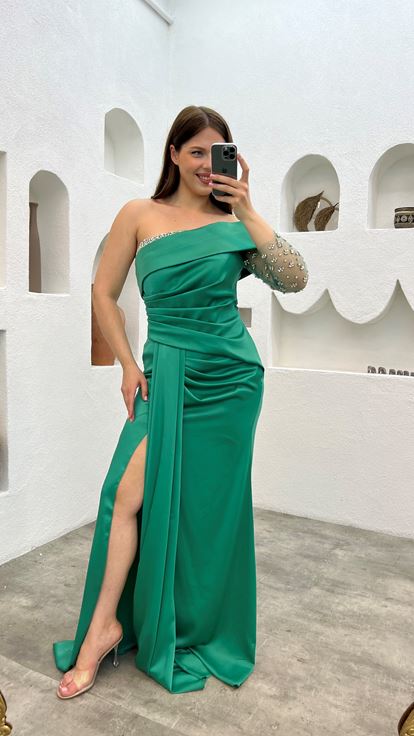 Zümrüt Tek Kol İşlemeli Saten Büyük Beden Abiye Elbise