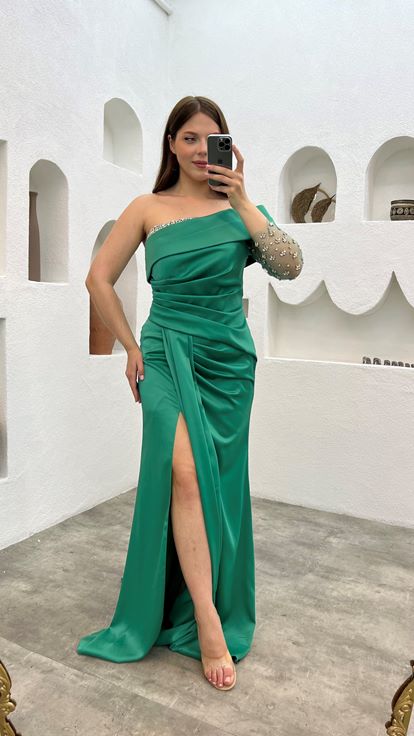 Zümrüt Tek Kol İşlemeli Saten Büyük Beden Abiye Elbise