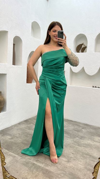 Zümrüt Tek Kol İşlemeli Saten Büyük Beden Abiye Elbise