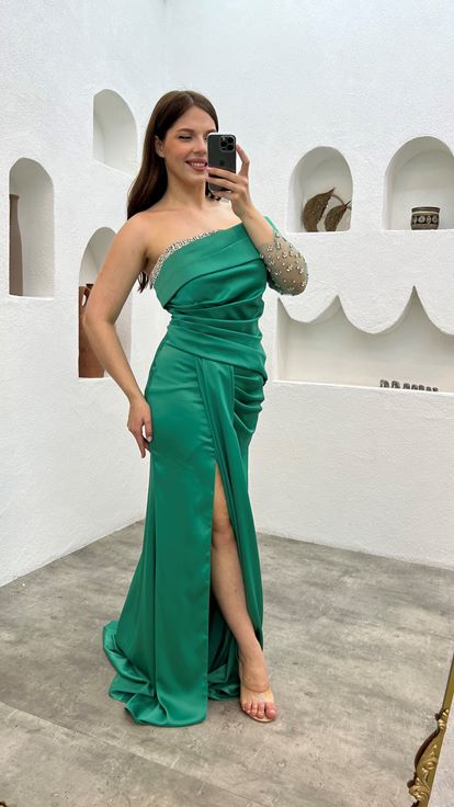 Zümrüt Tek Kol İşlemeli Saten Büyük Beden Abiye Elbise