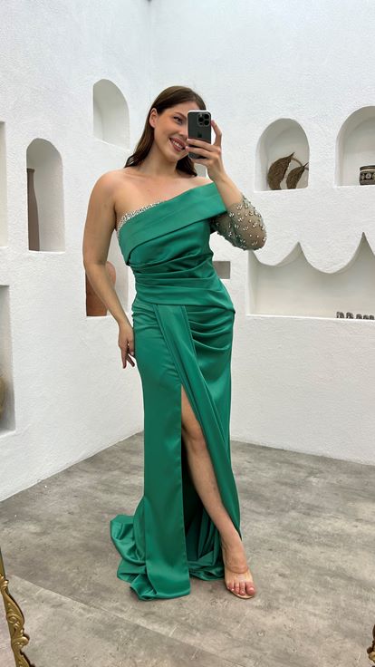 Zümrüt Tek Kol İşlemeli Saten Büyük Beden Abiye Elbise