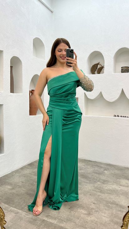 Zümrüt Tek Kol İşlemeli Saten Büyük Beden Abiye Elbise