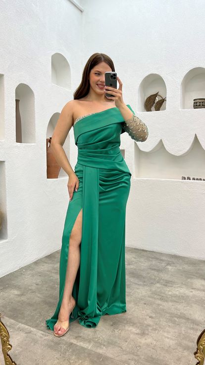 Zümrüt Tek Kol İşlemeli Saten Büyük Beden Abiye Elbise