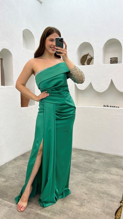 Zümrüt Tek Kol İşlemeli Saten Büyük Beden Abiye Elbise