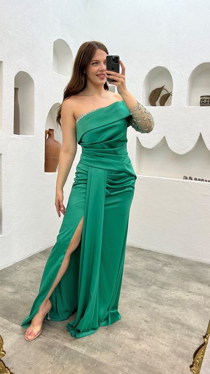 Zümrüt Tek Kol İşlemeli Saten Büyük Beden Abiye Elbise