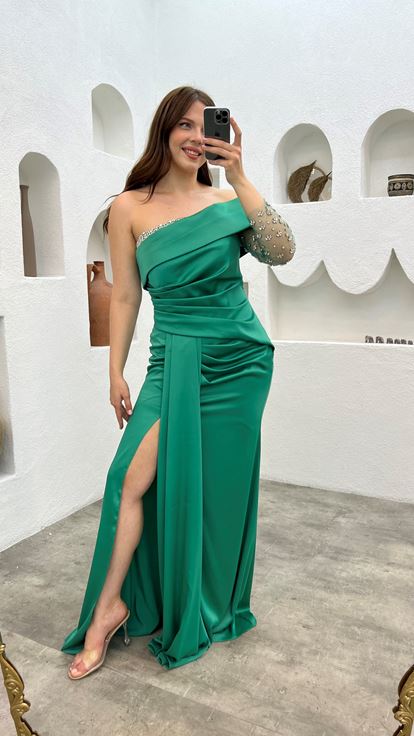 Zümrüt Tek Kol İşlemeli Saten Büyük Beden Abiye Elbise