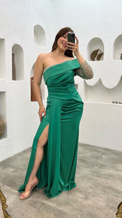 Zümrüt Tek Kol İşlemeli Saten Büyük Beden Abiye Elbise