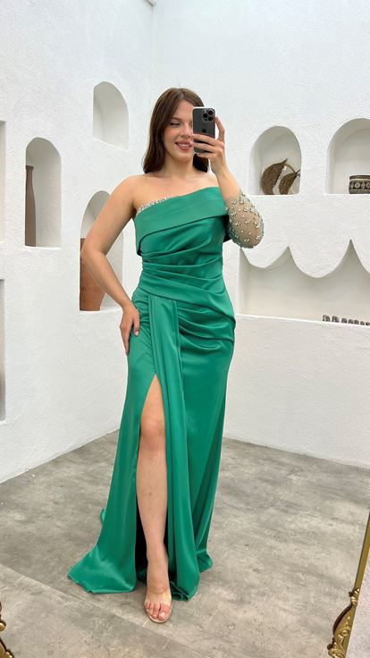 Zümrüt Tek Kol İşlemeli Saten Büyük Beden Abiye Elbise