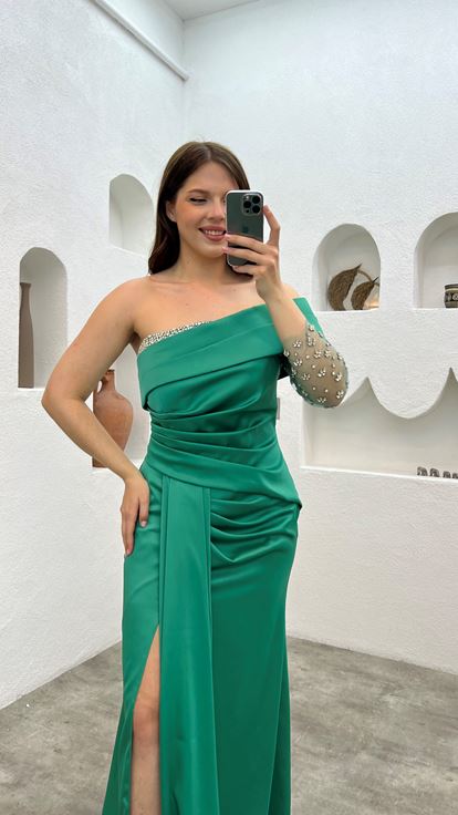 Zümrüt Tek Kol İşlemeli Saten Büyük Beden Abiye Elbise