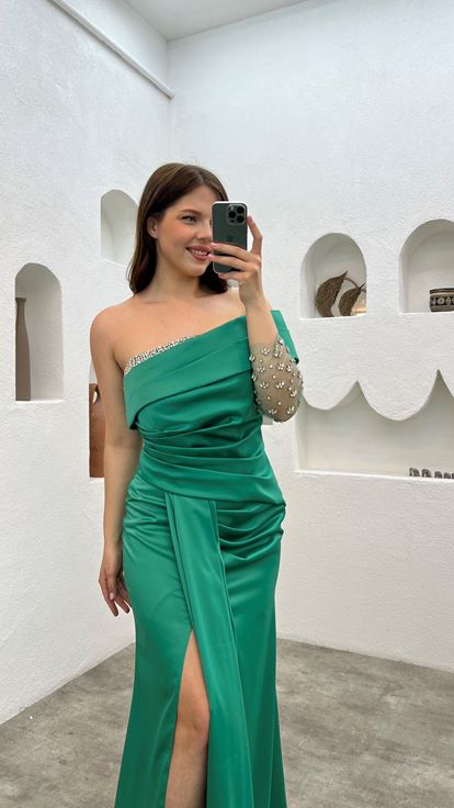 Zümrüt Tek Kol İşlemeli Saten Büyük Beden Abiye Elbise