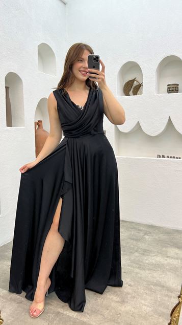 Vestido de noche de satén con volantes bordado en el pecho negro