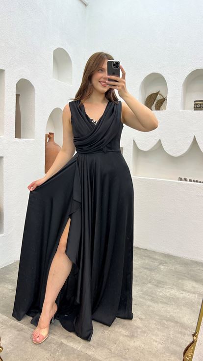 Siyah Gögsü İşlemeli Volanlı Saten Büyük Beden Abiye Elbise