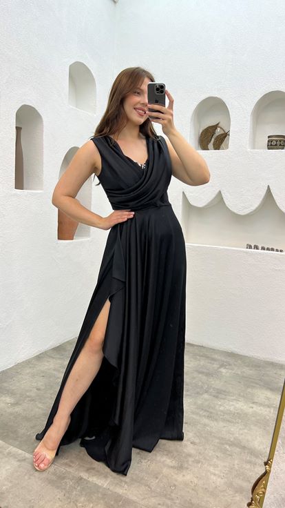 Siyah Gögsü İşlemeli Volanlı Saten Büyük Beden Abiye Elbise