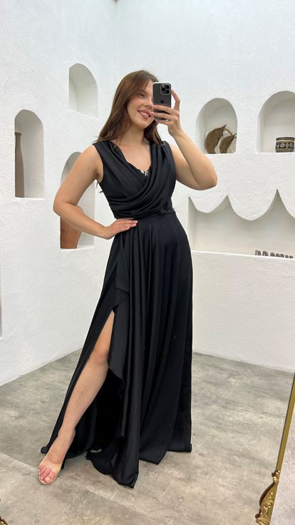 Siyah Gögsü İşlemeli Volanlı Saten Büyük Beden Abiye Elbise