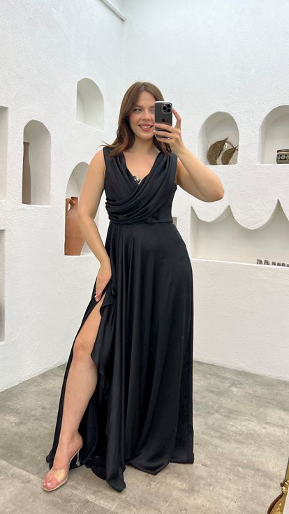 Siyah Gögsü İşlemeli Volanlı Saten Büyük Beden Abiye Elbise