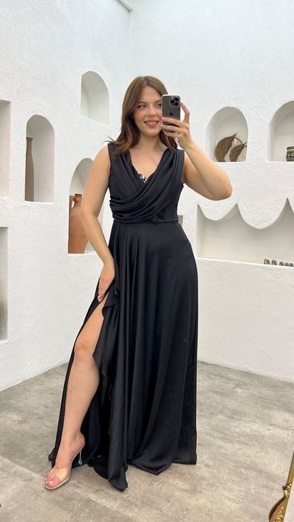 Siyah Gögsü İşlemeli Volanlı Saten Büyük Beden Abiye Elbise