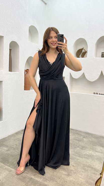 Siyah Gögsü İşlemeli Volanlı Saten Büyük Beden Abiye Elbise