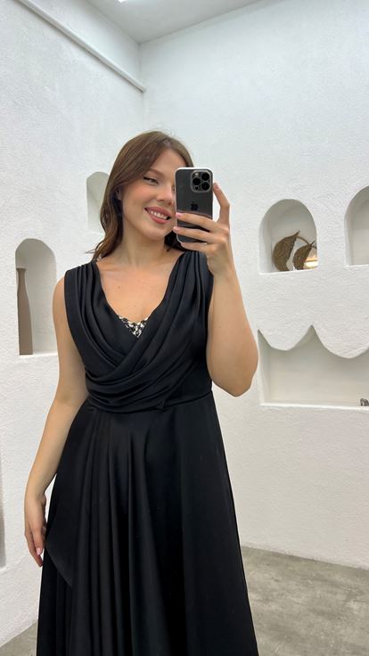 Siyah Gögsü İşlemeli Volanlı Saten Büyük Beden Abiye Elbise