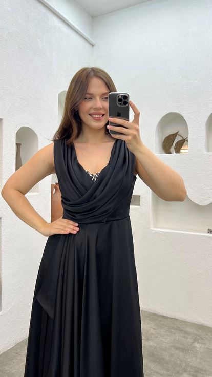 Siyah Gögsü İşlemeli Volanlı Saten Büyük Beden Abiye Elbise