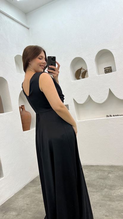 Siyah Gögsü İşlemeli Volanlı Saten Büyük Beden Abiye Elbise