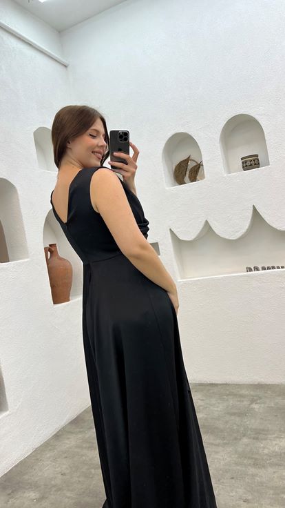 Siyah Gögsü İşlemeli Volanlı Saten Büyük Beden Abiye Elbise