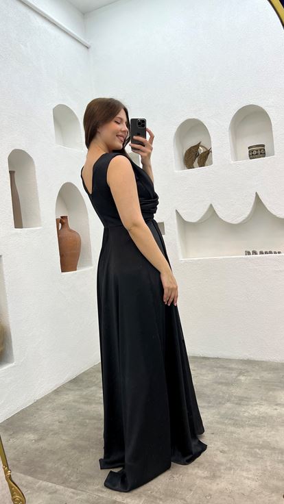 Siyah Gögsü İşlemeli Volanlı Saten Büyük Beden Abiye Elbise