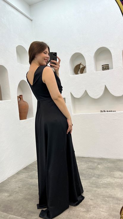 Siyah Gögsü İşlemeli Volanlı Saten Büyük Beden Abiye Elbise