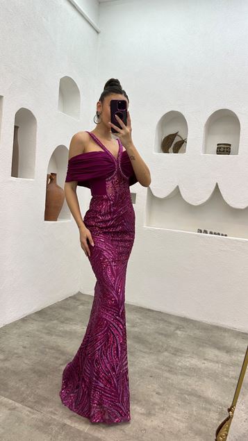 Vestido de noche con detalle de hombro bordado con tirantes fucsia
