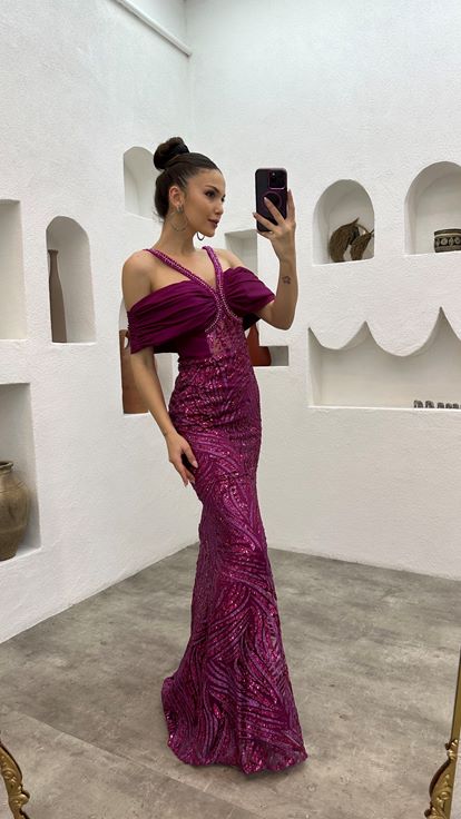 فستان سهرة بلون الفوشيا مزين بتطريز على الكتفين