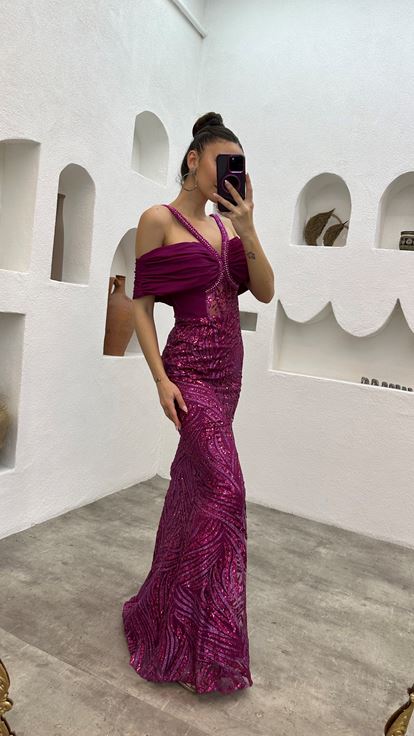 فستان سهرة بلون الفوشيا مزين بتطريز على الكتفين