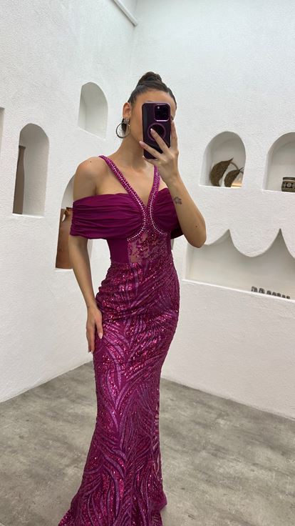 فستان سهرة بلون الفوشيا مزين بتطريز على الكتفين