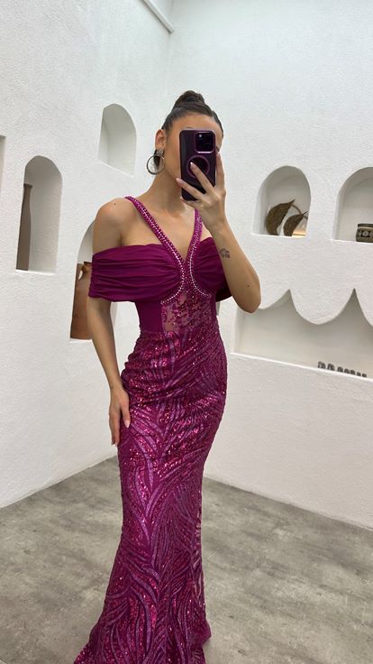 فستان سهرة بلون الفوشيا مزين بتطريز على الكتفين