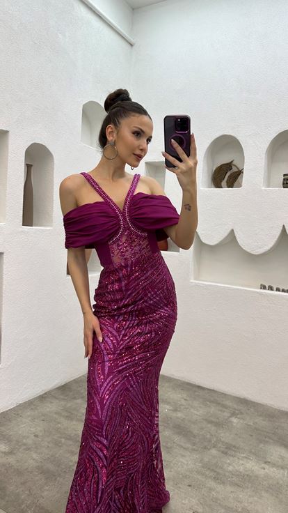 فستان سهرة بلون الفوشيا مزين بتطريز على الكتفين