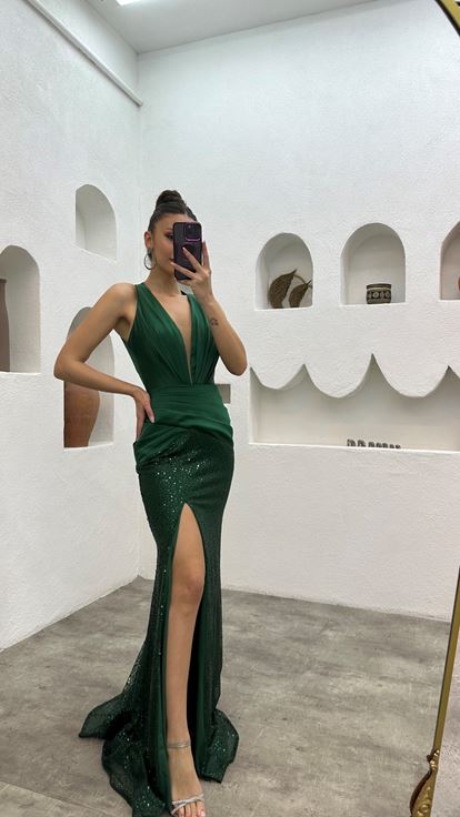 Vestido de noche con cuello haltel bordado plisado esmeralda