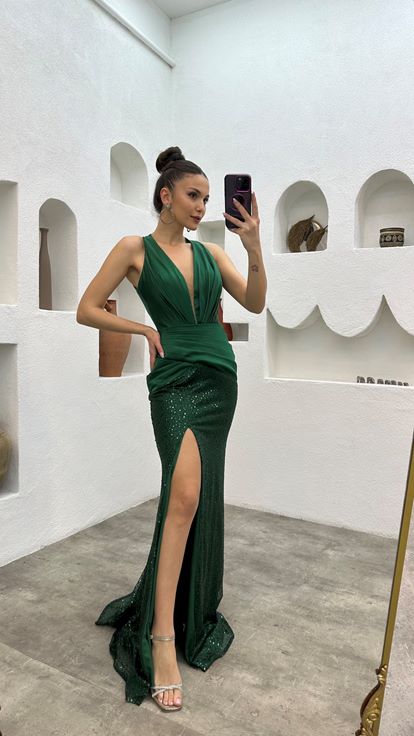 Vestido de noche con cuello haltel bordado plisado esmeralda