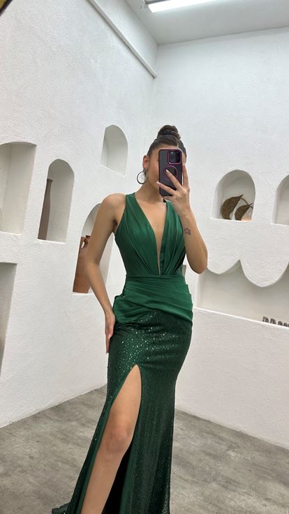 Vestido de noche con cuello haltel bordado plisado esmeralda